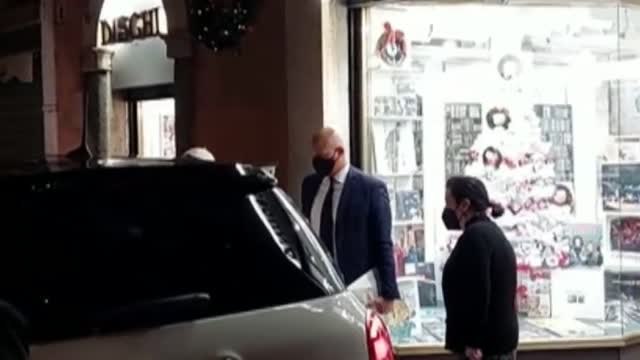 El Papa Francisco visita una tienda de discos en Roma