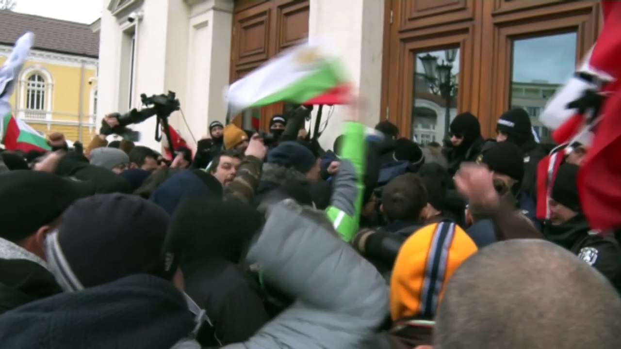 Aufgeheizte Proteste gegen Covid-Maßnahmen - Demonstranten stürmen Richtung Parlament in Sofia