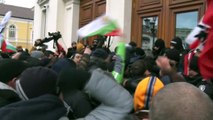 Bulgaria, proteste e scontri alla manifestazione contro il green pass. Arresti e feriti
