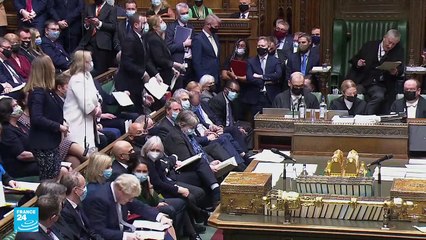 جونسون يقدم اعتذاره والمعارضه تطالبه بالاستقالة