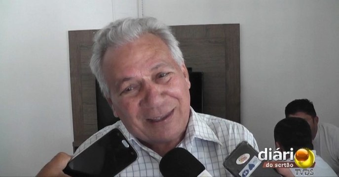 Com salários atrasados, servidores da Saúde de Cajazeiras lamentam ausência da secretária e clamam por pagamento