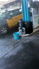 Agentes de los Mossos acuden al lugar de la agresión de un conductor de Cabify a un motorista