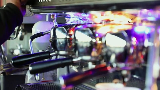 Le cappuccino d'Idlib, servi avec des fruits secs et du miel, un petit plaisir très grand