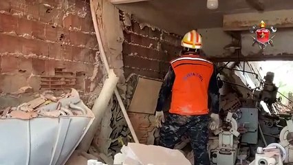 Engenheiros da Defesa Civil vistoriam prédio que desabou em Taguatinga