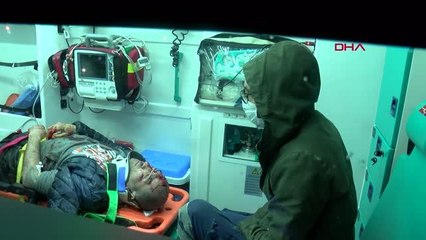 Otomobilin çarptığı taksinin sürücüsü camdan fırlayarak taksisinin altında kaldı