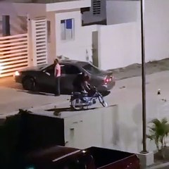 Hombre golpea mujer e intenta llevársela por la fuerza en un motor