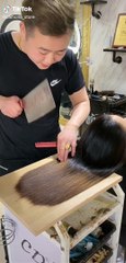 Cắt tóc bằng kéo xưa rồi, cắt tóc bằng cách chặt dao mới là trend nè