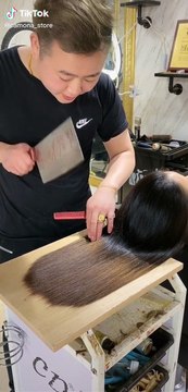 Cắt tóc bằng kéo xưa rồi, cắt tóc bằng cách chặt dao mới là trend nè