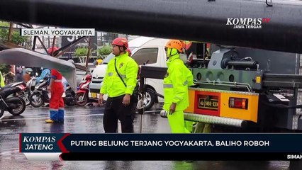 Puting Beliung Terjang Yogyakarta, Baliho Roboh