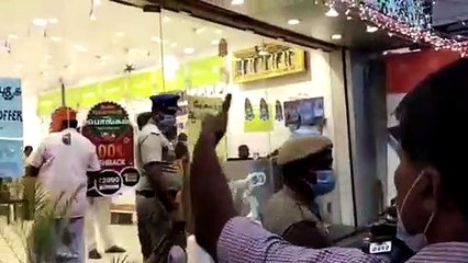 Скачать видео: மோடியை விமர்சித்ததாக கூறி பல்லடம் வியாபாரி மீது போலீசார் முன்னிலையில் பாஜகவினர் கொடூர தாக்குதல்