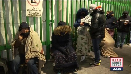 Derechohabientes del IMSS se forman por horas para conseguir ficha