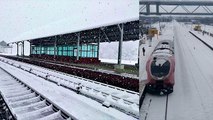 पटरी पर दौड़ती दिखी बर्फ से ढकी ट्रेन , वीडियो  बारामूला-बनिहाल सेक्शन के सदुरा रेलवे स्टेशन की