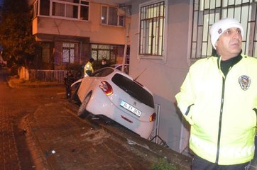 AVCILAR'DA OTOMOBİL BAHÇE DUVARIYLA BİNA ARASINDA ASILI KALDI
