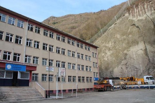 KAYA TEHDİDİ ALTINDAKİ OKULDA YAMAÇLAR, ÇELİK AĞLARLA ÖRÜLÜYOR