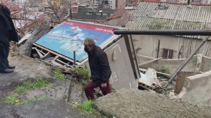 EYÜPSULTAN'DA SU TAŞIYAN KAMYONET GECEKONDUNUN ÜZERİNE UÇTU