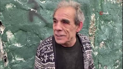 Virajı alamayan kamyonet gecekondunun üzerine devrildi