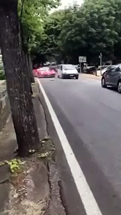 Incidente entre Twingo e Ferrari