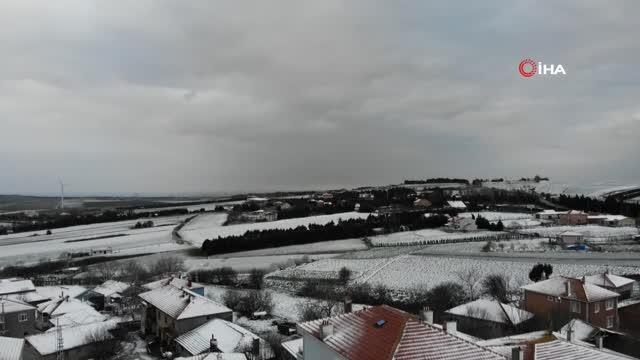 Çatalca'da kar yağışı... Beyaz örtüyle kaplanan evlerin çatıları böyle görüntülendi