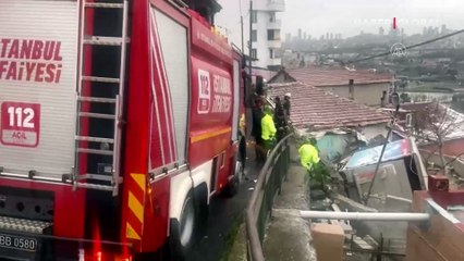 Eyüpsultan'da su taşıyan kamyonet gecekondunun üzerine uçtu