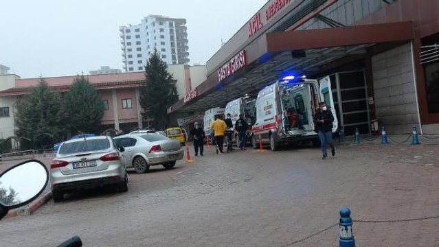 KAÇAK GEÇİŞ YAPMAK İSTEYEN 2 SURİYELİ, MAYINA BASINCA YARALANDI