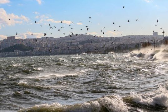 Çeşme'de fırtına nedeniyle 1 tekne battı, 1 tekne alabora oldu