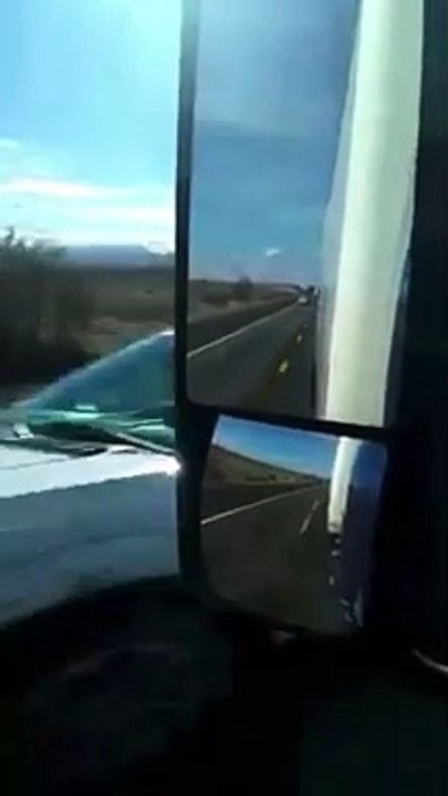 Un camion fou tente le dépassement sur une nationale très chargée