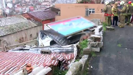 Kamyonet gecekondunun üzerine devrildi