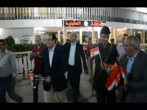 محافظ الدقلهية يوزع أعلام مصر علي الجماهير احتفالا بالتأهل للمونديال
