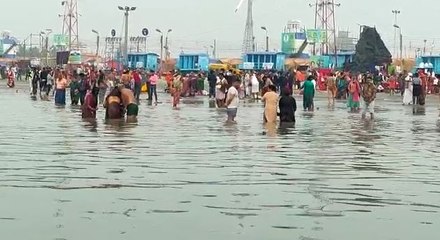 গঙ্গাসাগরে করোনার কঠোর বিধিনিষেধের মধ্যে চলছে পুণ্যস্নান  | Oneindia Bengali