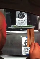 Un empleado de una autopista no cobra a un conductor hasta que no se pone la mascarilla