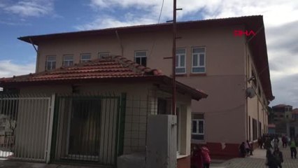 ALAŞEHİR'DEKİ OKUL BAHÇESİNDE ÇÖKME SONUCU DEV ÇUKUR OLUŞTU