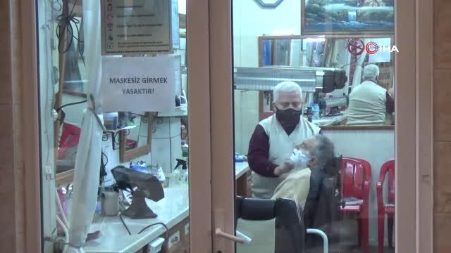 Tarak ve makasla geçen yarım asır... 52 yıl önce eline aldığı makası bir daha bırakmadı