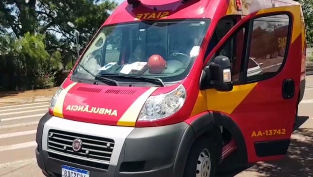 Mulher de 50 anos fica ferida em colisão entre carros, no Centro; Siate foi mobilizado