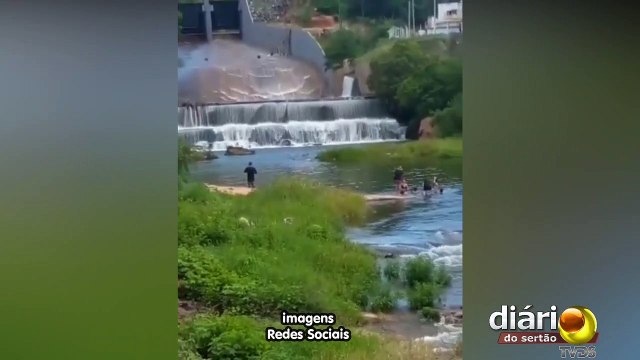 Banhistas festejam chegada das águas do Rio São Francisco no Açude de Boqueirão em Cajazeiras
