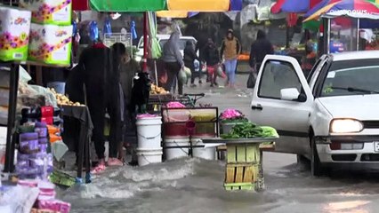 شاهد: الأمطار الغزيرة غمرت شوارع غزة وشردت عشرات الأسر وتحذير من فيضانات
