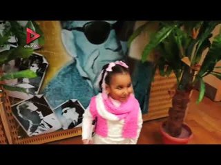 شعاع نور وسط العتمة.. مرام طفلة كفيفة تتعلم المشي بالعصا البيضاء