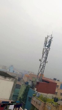 என்ன ஒரே பனிமூட்டமா இருக்கு .. இருளாக மாறிய சென்னை சாலைகள்.. போகிப் பண்டிகையால் கடும் புகை!