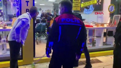 Camı fark etmeyip içeri girmek istedi, sedyeyle çıkarıldı