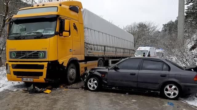Tırla çarpışan otomobildeki 4 kişi yaralandı