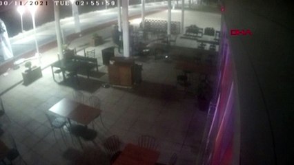 CHP'li Mersin Belediyesi'nin işlettiği kafede masa-sandalyeleri kırdılar!