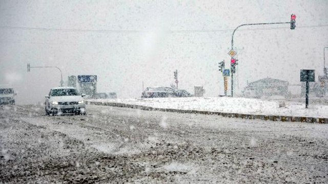 ERCİŞ'İN YÜKSEKLERİNDE KAR KALINLIĞI 40 SANTİM OLDU