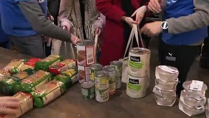 Covid: à Paris, des étudiants précaires se pressent à une distribution alimentaire