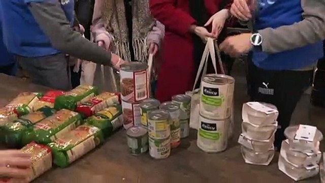 Covid: à Paris, des étudiants précaires se pressent à une distribution alimentaire