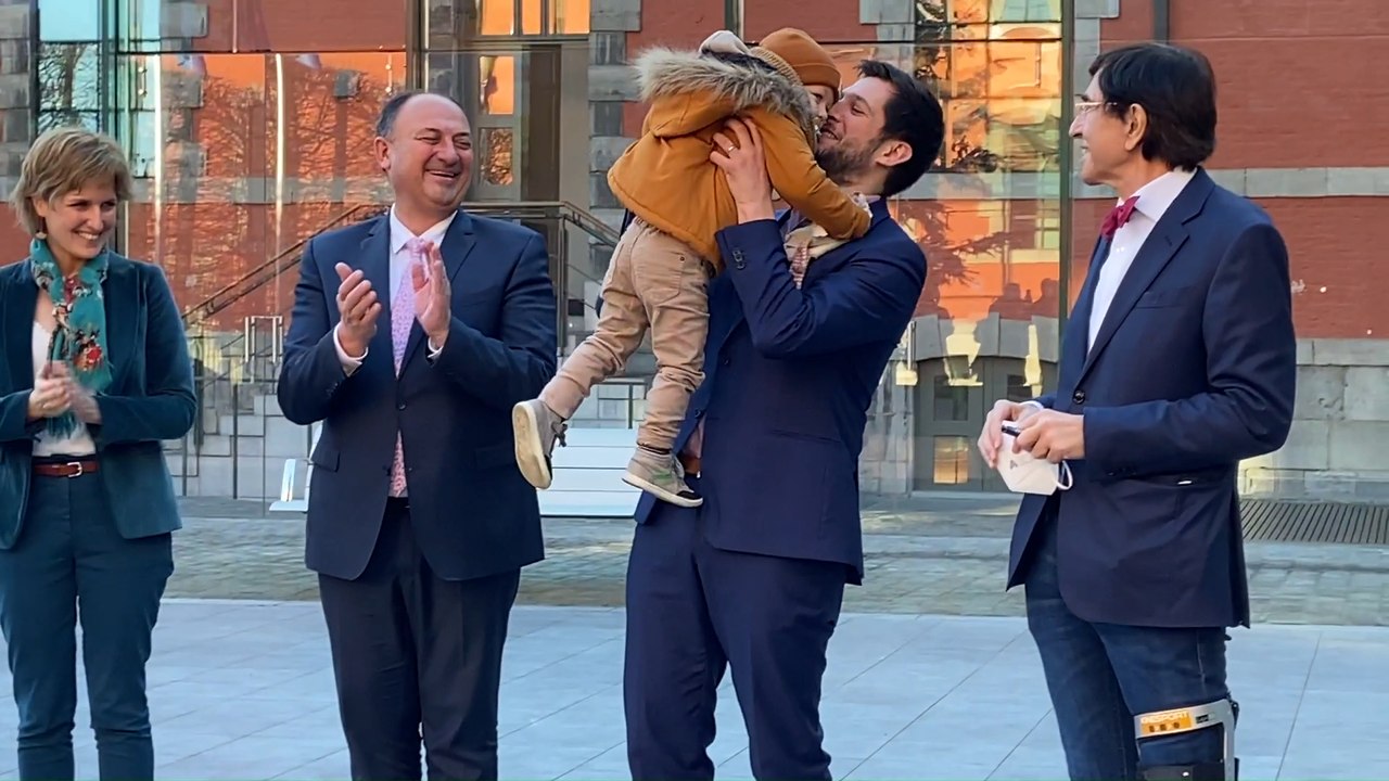 Le jeune fils d'Adrien Dolimont, nouveau ministre wallon du Budget, court dans les bras de son père pour la photo officielle