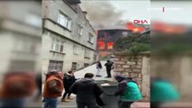 Beyoğlu'nda panik anları! Yanan metruk bina çöktü