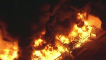 Un incendio arrasa un centro comercial en California