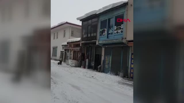ÇATIDA BİRİKEN TONLARCA KAR ÇIĞ GİBİ AKTI