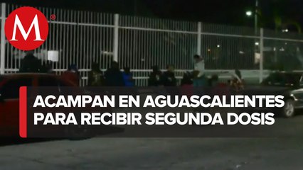 Las personas duermen afuera de los centros de vacunación en Aguascalientes