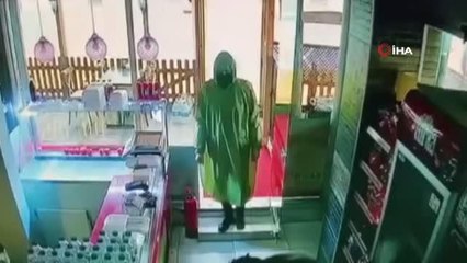 Yağmurluklu saldırgan dehşet saçtı: Çiğköfte alma bahanesiyle dükkan sahibine böyle ateş açtı