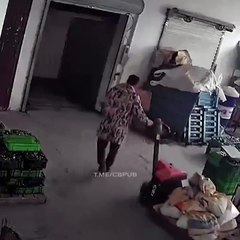 Un homme frôle la mort à cause d'un accident d'ascenseur (Chine)